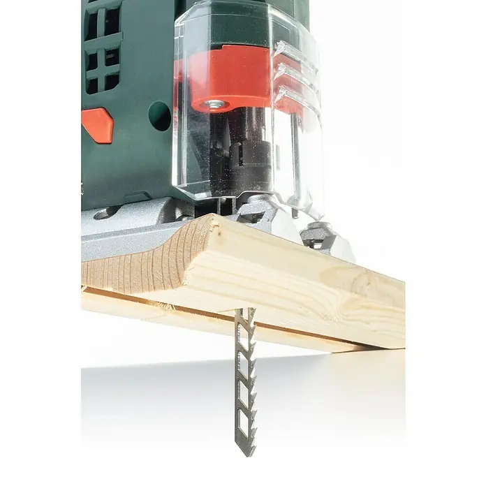 Wolfcraft Stichsägeblätter - Holz, T-Schaft, Schnittart: Fein, 2 Stk. - Nahaufnahme einer Stichsäge beim Schneiden eines Holzstücks. Die Säge ist grün mit einem klaren Schutz.