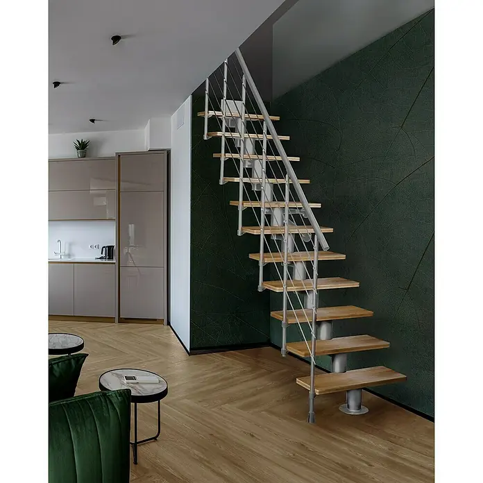 Atrium Mittelholmtreppe Dixi - Farbton Metall: RAL 9006, Breite: 80 cm, Buche, Gerade, Geschosshöhe: 222 cm - 300 cm - Eine moderne Treppe mit Holzstufen und silbernen Geländern fügt sich nahtlos in ein stilvolles Interieur ein. Die Treppe ist ein echter Hingucker.