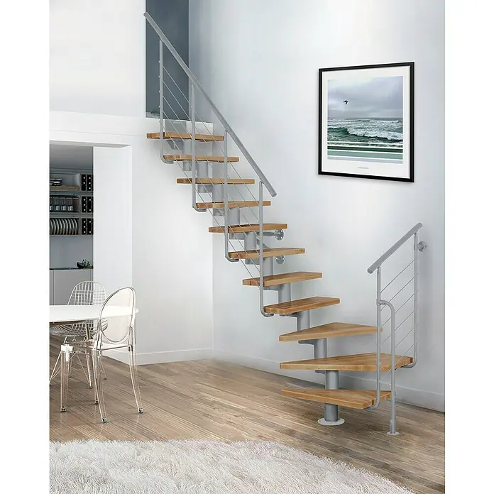 Atrium Mittelholmtreppe Dixi Plus - Farbton Metall: RAL 9006, Breite: 70 mm, Buche, 1/4-gewendelt, Geschosshöhe: 222 cm - 300 cm - Eine moderne Treppe mit Holzstufen und Metallgeländer fügt sich elegant in den hellen Raum ein und betont das minimalistische Design des Hauses.