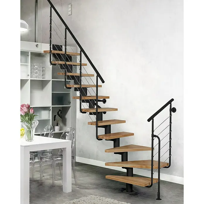 Atrium Mittelholmtreppe Dixi Plus - Farbton Metall: RAL 9005, Breite: 70 mm, Buche, 1/4-gewendelt, Geschosshöhe: 222 cm - 300 cm - Moderne Treppe mit Holzstufen und schwarzem Metallgeländer. Das Treppendesign ist platzsparend und stilvoll.