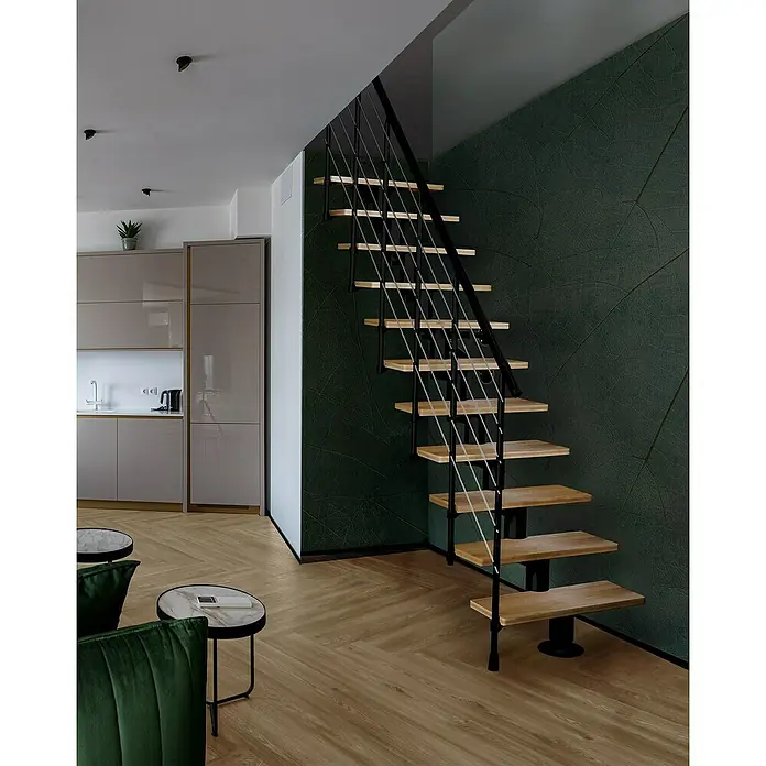 Atrium Mittelholmtreppe Dixi - Farbton Metall: RAL 9005, Breite: 80 cm, Buche, Gerade, Geschosshöhe: 222 cm - 300 cm - Bild einer Treppe aus Holzstufen und Stahlseilen in einem modern gestalteten Raum. Die Treppe verleiht dem Raum eine elegante und minimalistische Note.
