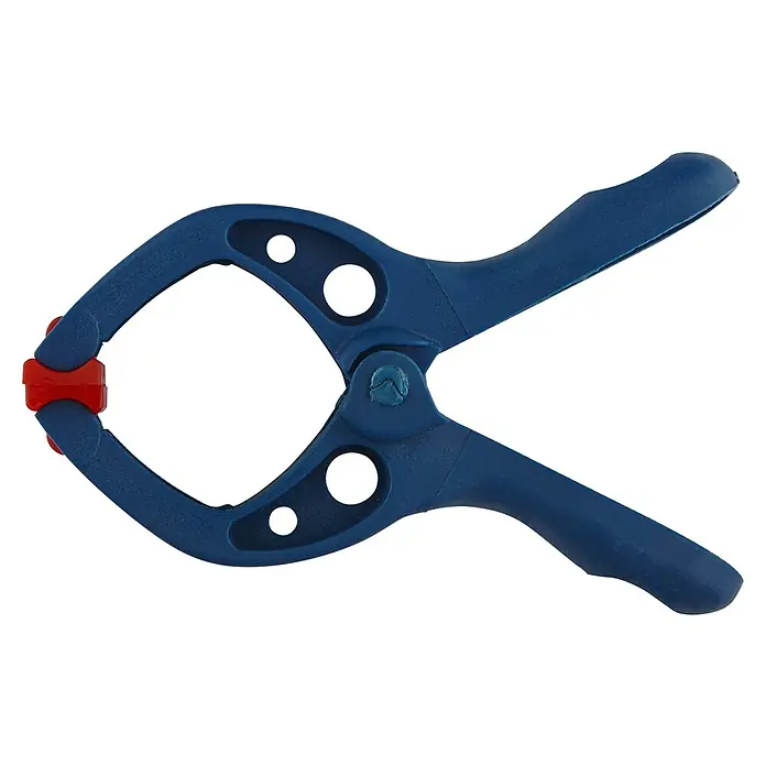 Wolfcraft Federzwinge Microfix - Spannweite: 30 mm, Ausladung: 30 mm - Nahaufnahme einer blauen Federklemme mit roten Schutzkappen, ideal für verschiedene Anwendungen im Haushalt oder in der Werkstatt.