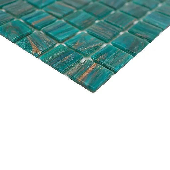 Mosaikfliese Goldstar GM GS 454749 - 30,5 x 30,5 cm, Türkis, Glänzend - Nahaufnahme eines Mosaiks aus quadratischen, türkisfarbenen Glasfliesen mit goldenen Akzenten, ideal für stilvolle Wand- und Bodengestaltung.