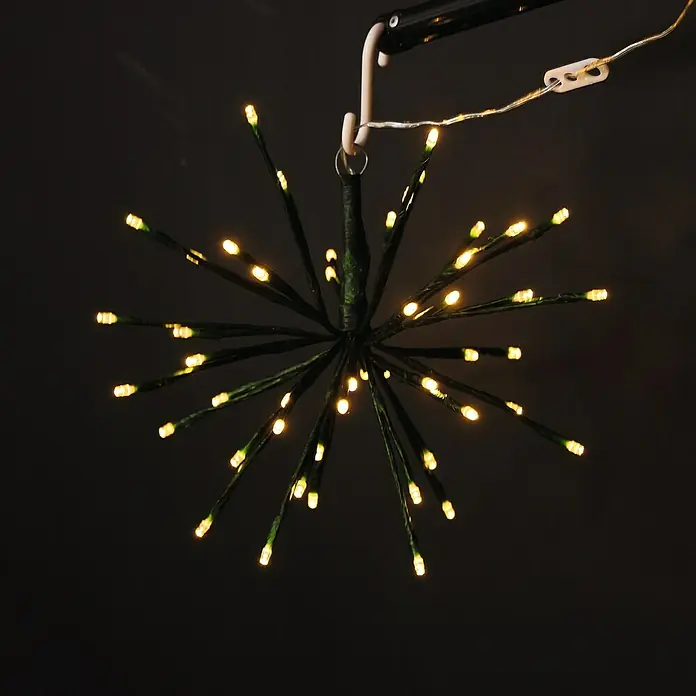 Tween Light Estrella LED - 30 cm, Verde, Color de luz: Blanco cálido, IP44, Funcionamiento en red - Luz LED colgante en forma de estrella con luces blancas cálidas, creando un ambiente festivo. Perfecto para decoración navideña.