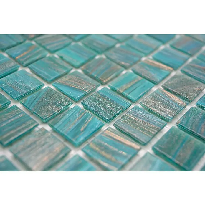 Mosaikfliese Goldstar GM GS 454749 - 30,5 x 30,5 cm, Türkis, Glänzend - Nahaufnahme von schimmernden türkisfarbenen Mosaikfliesen.