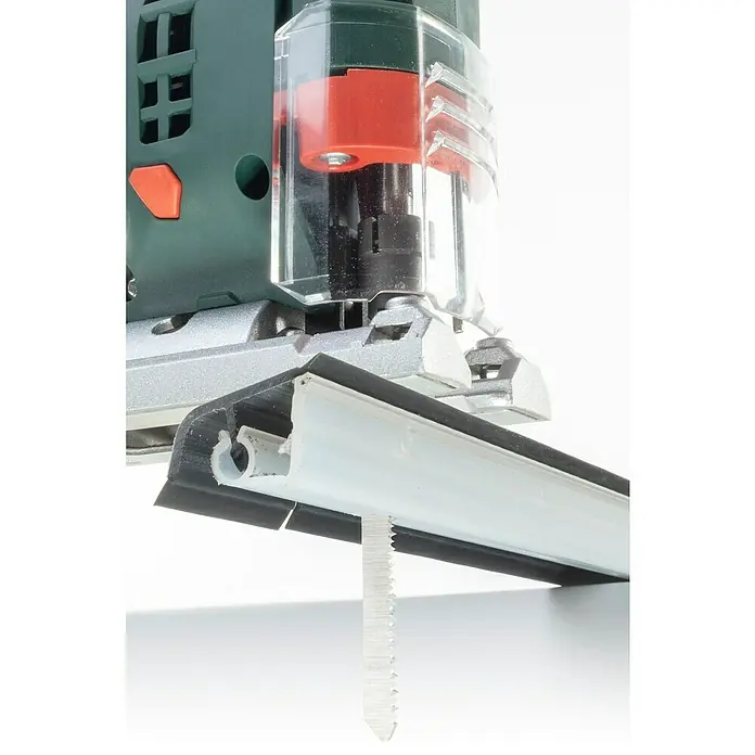 Wolfcraft Stichsägeblatt - Spanplatten, T-Schaft, Schnitttiefe: 3 mm - 30 mm, 2 Stk. - Nahaufnahme einer Stichsäge mit einem Sägeblatt, das sich unterhalb der Führungsschiene befindet. Werkzeug zum Schneiden von Materialien.