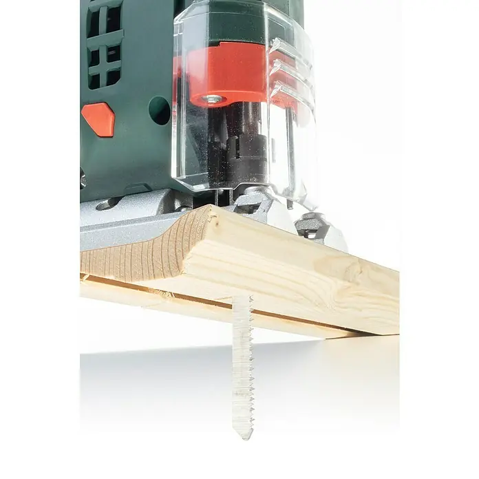 Wolfcraft Stichsägeblatt - Spanplatten, T-Schaft, Schnitttiefe: 3 mm - 30 mm, 2 Stk. - Nahaufnahme einer Stichsäge beim Schneiden eines Holzstücks. Die Säge ist gut sichtbar und wird gerade verwendet.