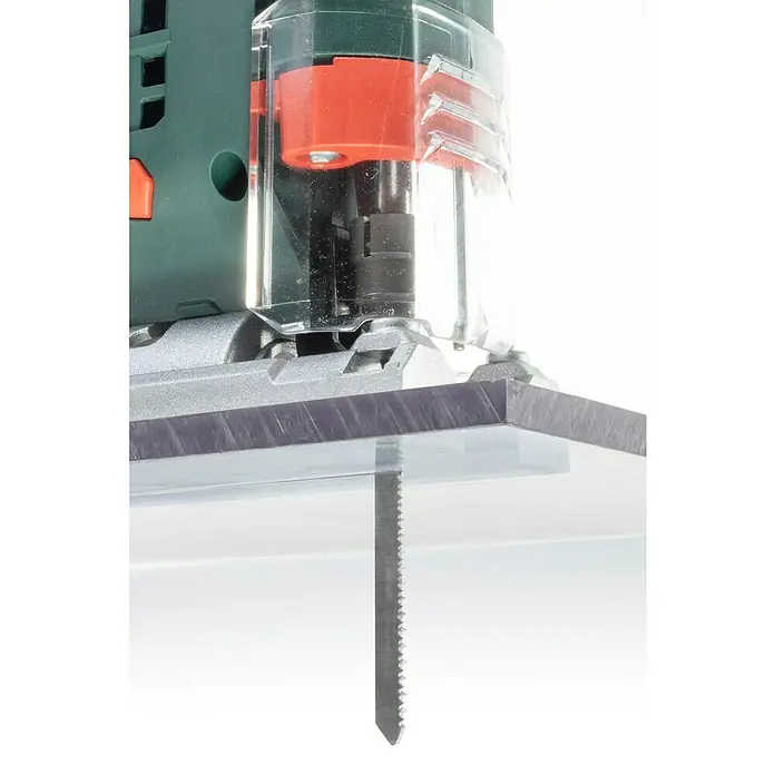 Wolfcraft Stichsägeblatt - Spanplatten, T-Schaft, Schnitttiefe: 3 mm - 30 mm, 2 Stk. - Nahaufnahme einer Stichsäge beim Schneiden eines transparenten Materials, die Details der Säge und des Schnitts hervorhebt.