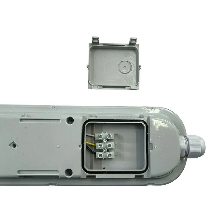 Voltolux LED-Feuchtraumlichtleiste mit Sensor - L x B x H: 60 x 9,2 x 6 cm, Lichtfarbe: Neutralweiß, 24 W, IP65 - Detailaufnahme einer grauen LED-Leuchte mit geöffnetem Anschlusskasten und abgenommenem Deckel.