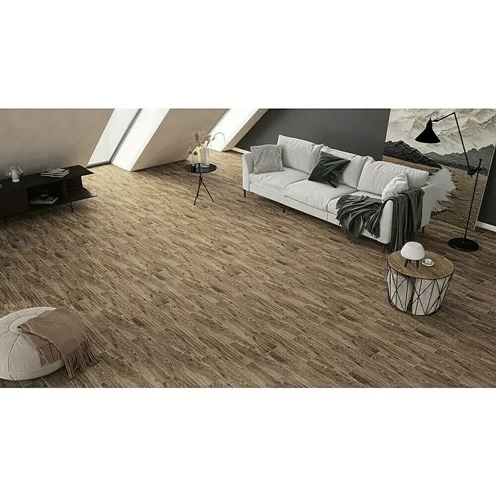 Steingutfliese Frassino - 15 x 60 cm, Braun, Matt - Eine stilvolle Darstellung von Holzbodenfliesen. Die warmen Farbtöne und die natürliche Holzoptik schaffen eine gemütliche Atmosphäre im Raum.