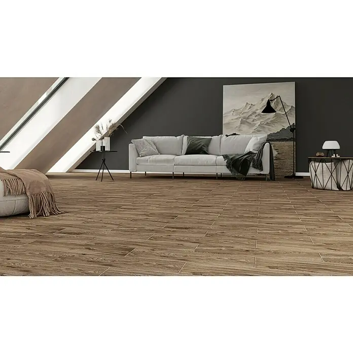 Steingutfliese Frassino - 15 x 60 cm, Braun, Matt - Einladendes Wohnzimmer mit stilvollem Holzboden, der Wärme und Eleganz ausstrahlt. Die Bodenstruktur verleiht dem Raum eine natürliche Note.
