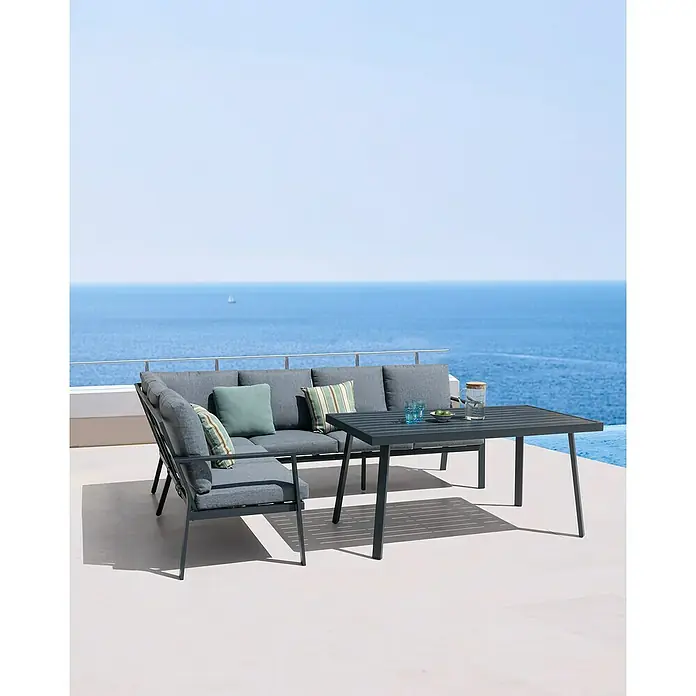 Conjunto de muebles Freya - 3 pzs., Aluminio, Antracita - Un elegante conjunto de patio gris con mesa y sofá, ideal para relajarse al aire libre con vistas al mar.
