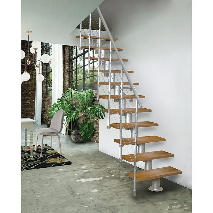 Atrium Mittelholmtreppe Dixi - Farbton Metall: RAL 9006, Breite: 80 cm, Buche, Gerade, Geschosshöhe: 222 cm - 300 cm - Eine moderne Treppe mit Holzstufen und Metallgeländer, die sich elegant in den Raum einfügt und einen Blickfang bietet.