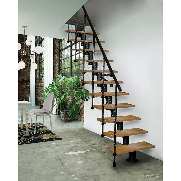 Atrium Mittelholmtreppe Dixi - Farbton Metall: RAL 9005, Breite: 80 cm, Buche, Gerade, Geschosshöhe: 222 cm - 300 cm - Eine elegante Treppe mit Holzstufen und einem filigranen Geländer aus Stahlseilen, die sich ideal in moderne Wohnräume einfügt.