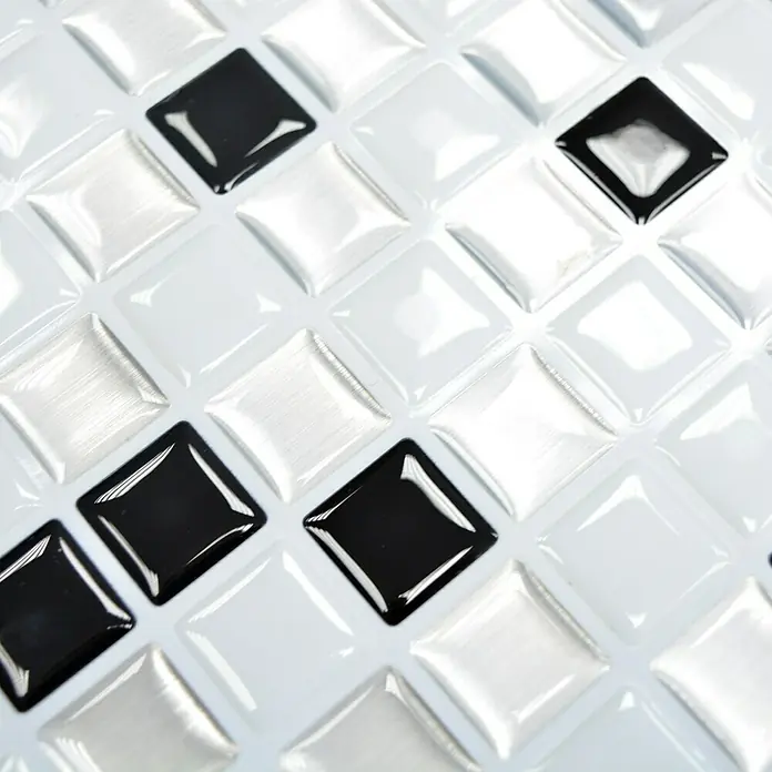 Selbstklebemosaik SVM 24034 - 23,6 x 25,5 cm, Grau/Silber/Schwarz, Glänzend - Nahaufnahme von quadratischen Fliesen in Weiß-, Silber- und Schwarztönen, die ein modernes und stilvolles Muster bilden.