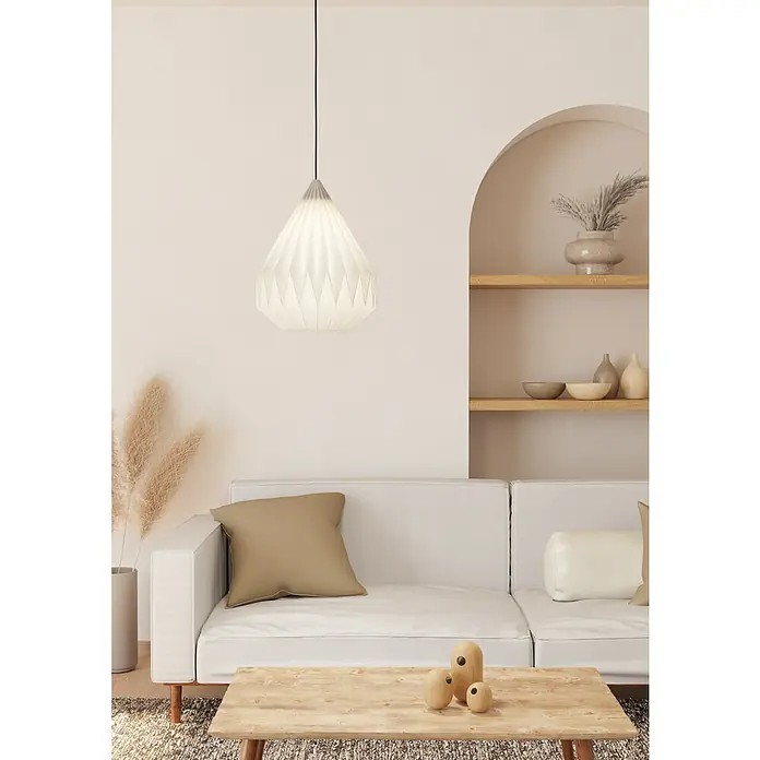 Eglo Pendelleuchte rund MINTING - 25 W, Ø x H: 31 x 110 cm, Schwarz, E27 - Ein stilvolles Interieur mit einer eleganten Pendelleuchte, die über einem hellen Sofa und einem Holztisch hängt.