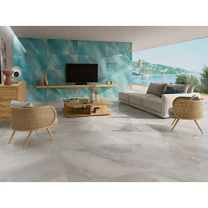 Feinsteinzeugfliese Hydra Weiß - 59,8 x 119,8 cm, Weiß, Glänzend - Wohnzimmer mit grauem Marmorboden, türkiser Akzentwand, hellem Sofa und Rattansesseln, das Design und die Atmosphäre betont.