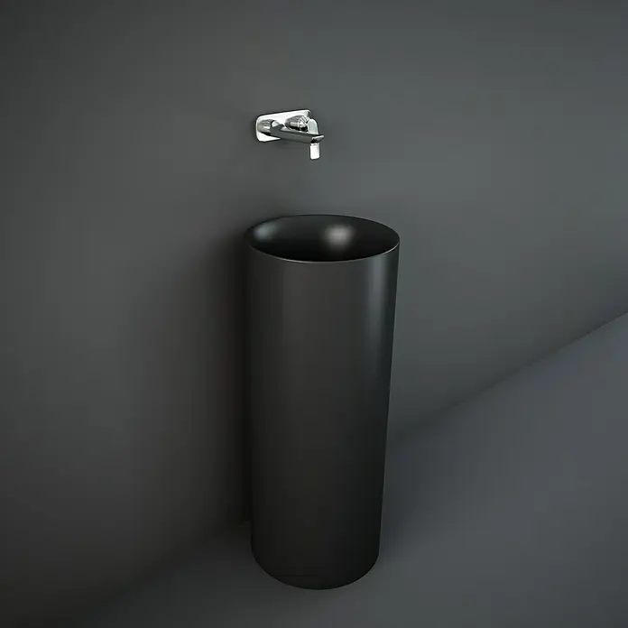 RAK Ceramics Waschtisch PetitDurchmesser: 36 cm, Ohne Spezialglasur, Hahnloch: Ohne, Ohne Überlauf, Schwarz, Matt - Schwarzes, zylindrisches Waschbecken mit Armatur an einer dunklen Wand. Elegantes Design für ein modernes Badezimmer.
