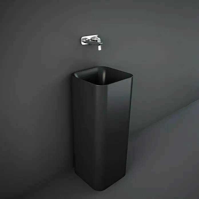 RAK Ceramics Waschtisch Petit - 36 x 36 cm, Ohne Spezialglasur, Hahnloch: Ohne, Ohne Überlauf, Schwarz, Matt - Schwarzes, freistehendes Waschbecken mit modernem Design und einem Chrom-Wasserhahn an der Wand. Elegante Badezimmerausstattung.