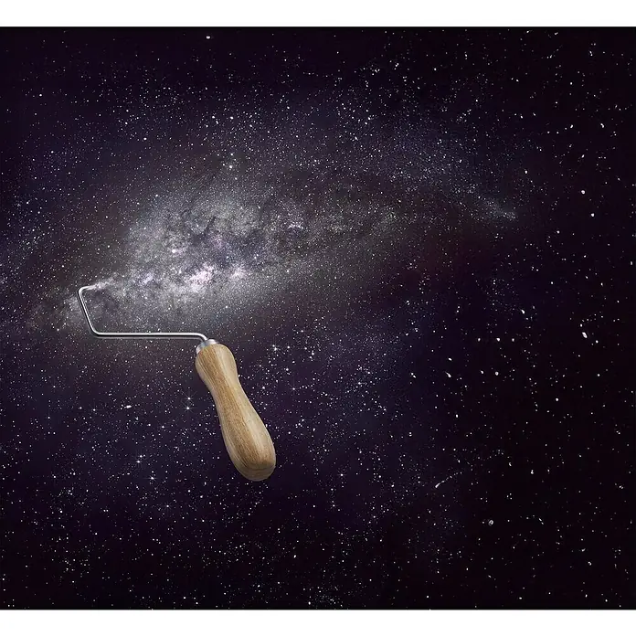 SCHÖNER WOHNEN-Farbe Wandfarbe Trendfarbe - Universe, Matt, 2,5 l, Konservierungsmittelfrei - Farbroller vor einem Hintergrund des Sternenhimmels, kreatives Werkzeug für künstlerische Projekte.