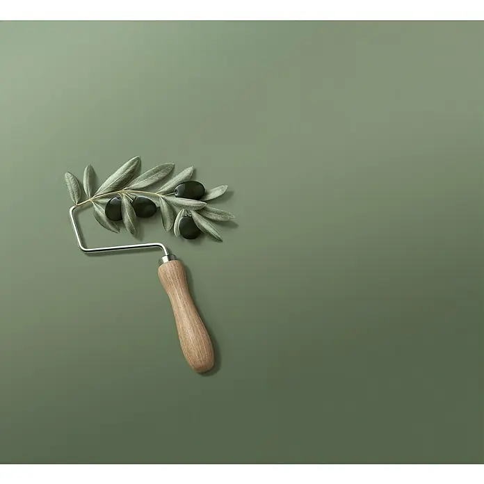 SCHÖNER WOHNEN-Farbe Wandfarbe Trendfarbe - Olive, Matt, 2,5 l, Konservierungsmittelfrei - Kreatives Stillleben: Ein Farbroller mit Olivenzweig auf olivgrünem Hintergrund, das die Verbindung von Farbe und Natur betont.