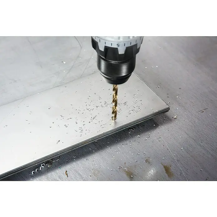 Bosch Professional Metallbohrer - Durchmesser Bohrer: 8 mm, 6 -tlg. - Nahaufnahme einer Bohrmaschine, die ein Loch in ein Metallstück bohrt, umgeben von Metallspänen.