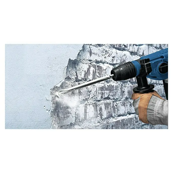 Bosch Flachmeißel Long Life - 1 Stk., Durchmesser Bohrer: 20 mm, 250 mm - Nahaufnahme eines blauen Bohrhammers in Aktion, der eine Ziegelwand aufreißt, wobei Staub aufwirbelt und die Kraft des Werkzeugs demonstriert.