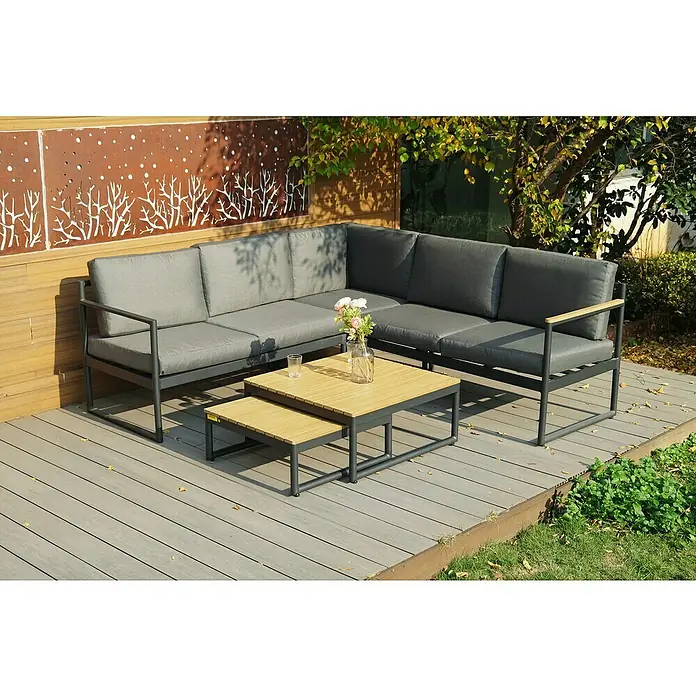 Sunfun Conjunto de muebles Eliane - 5 pzs., Aluminio/Polywood, Antracita - Moderno conjunto de salón gris para exteriores con sofá y mesa, situado en una terraza de madera, perfecto para relajarse al aire libre.