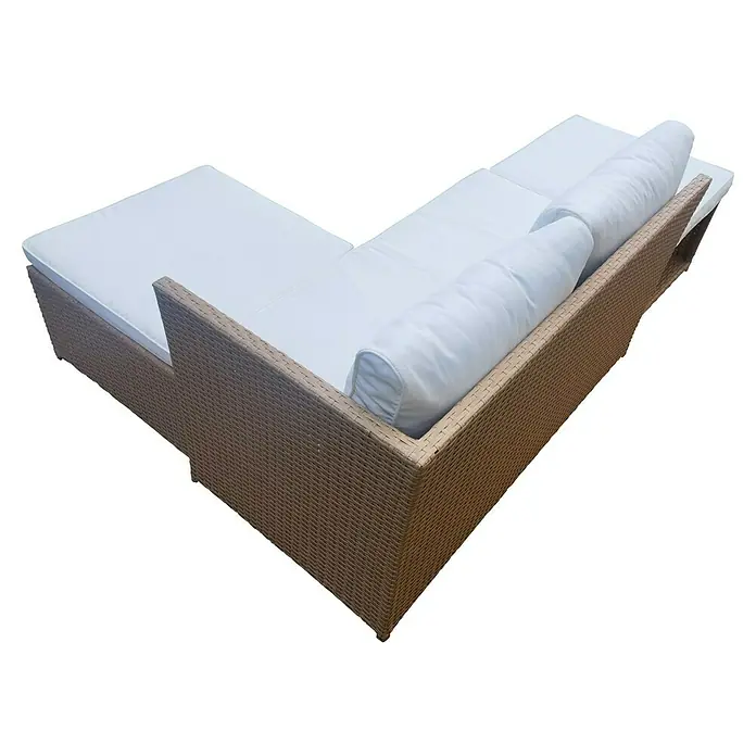 Sunfun Conjunto de muebles Samara - 3 pzs., Ratán sintético/Aluminio, Marrón - Primer plano de un moderno sofá de ratán con cojines blancos, que ofrece una zona de estar elegante y confortable para el exterior.