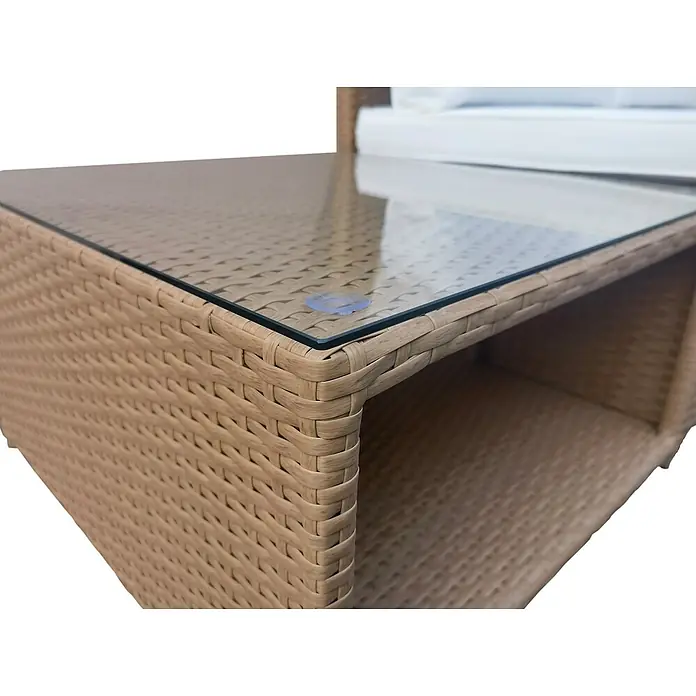 Sunfun Conjunto de muebles Samara - 3 pzs., Ratán sintético/Aluminio, Marrón - Primer plano de una mesa de ratán con tapa de cristal. La mesa tiene un estante abierto y un aspecto elegante.