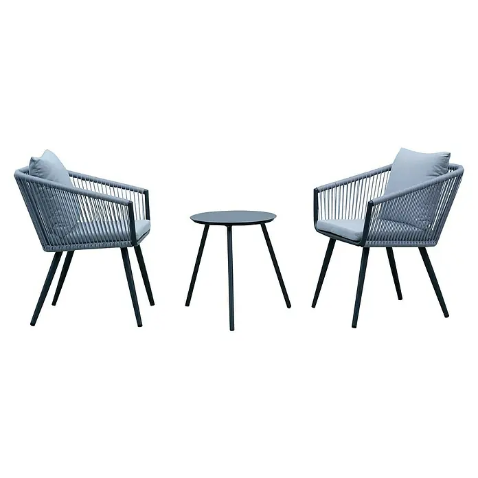 Sunfun Conjunto de muebles Clarissa - 3 pzs., Aluminio/Cuerda sintética, Antracita/gris - Juego de muebles de jardín gris con dos sillones con cojines y una mesa pequeña sobre un fondo negro.