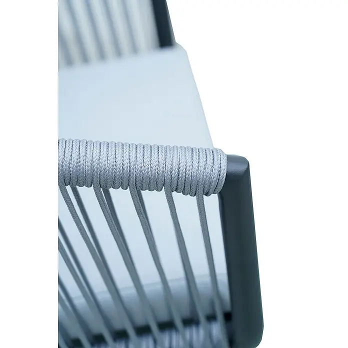 Sunfun Conjunto de muebles Clarissa - 3 pzs., Aluminio/Cuerda sintética, Antracita/gris - Primer plano de una silla moderna con tejido de cuerda gris y estructura de antracita. Las cuerdas crean un diseño elegante.