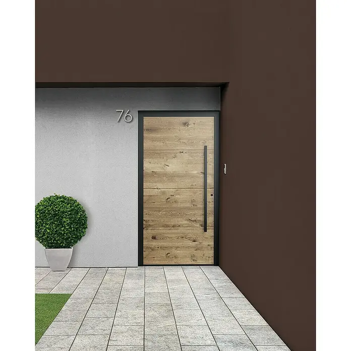 Portofino Blackline Edition Haustür 702PF Nero - 110 x 210 cm, DIN Anschlag: Rechts - Elegante Haustür aus Holz mit modernem Design und schwarzem Rahmen, Hausnummer 76. Einladender Eingangsbereich mit Pflastersteinen und Grünpflanze.