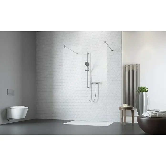Camargue Vario Duschwand XXL Solo S13 - B x H: 117 x 200 cm, Beschichtet, Silber - Ein Badezimmer mit einer stilvollen begehbaren Dusche, einer Toilette und einem Heizkörper, die ein modernes Ambiente schaffen.