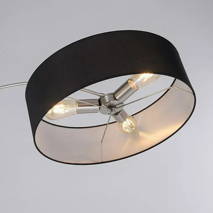 Just Light Stehleuchte Petro - Höhe: 200 cm, Stahl, Schwarz, E27 - Nahaufnahme einer modernen Stehlampe mit schwarzem Lampenschirm und mehreren Glühbirnen, die ein warmes Licht verbreiten.
