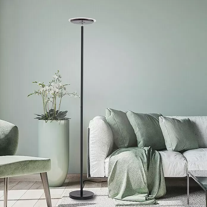 Just Light LED-Stehleuchte Hans - Höhe: 1,81 m - Hohe schwarze LED-Stehleuchte beleuchtet ein modernes Wohnzimmer mit Sofa und Pflanze.