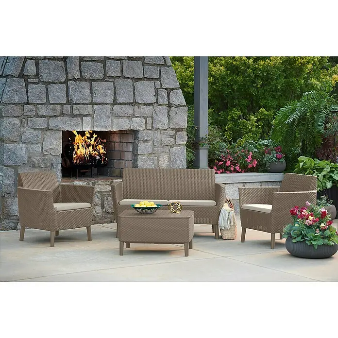 Keter Conjunto de muebles Salemo - 4 pzs., Polipropileno, Taupé - Elegante conjunto de muebles de exterior con asientos cómodos y una mesa de centro frente a una chimenea, ideal para relajarse al aire libre.
