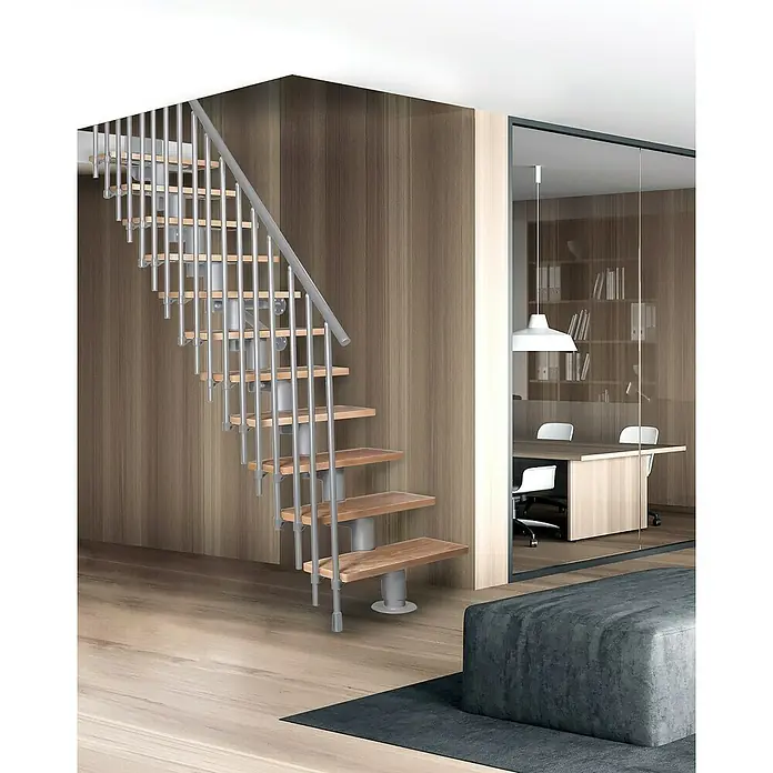 Atrium Mittelholmtreppe Dixi Vertical - Farbton Metall: RAL 9006, Breite: 80 cm, Buche, Gerade, Geschosshöhe: 222 cm - 300 cm - Elegante Treppe mit Holzstufen und modernem Metallgeländer. Das Design passt ideal in zeitgenössische Wohnräume und Büros.