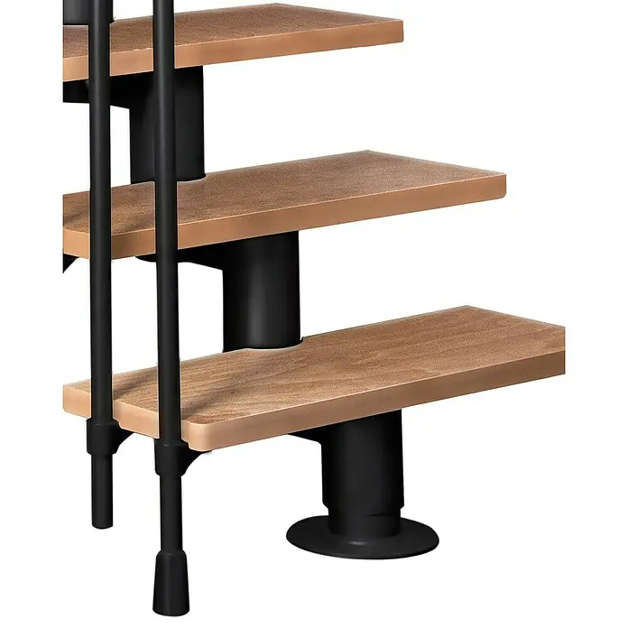 Atrium Mittelholmtreppe Dixi Vertical - Farbton Metall: RAL 9005, Breite: 80 cm, Buche, Gerade, Geschosshöhe: 222 cm - 300 cm - Die elegante Wendeltreppe mit Holzstufen und schwarzem Metallgeländer fügt sich nahtlos in moderne Innenräume ein.