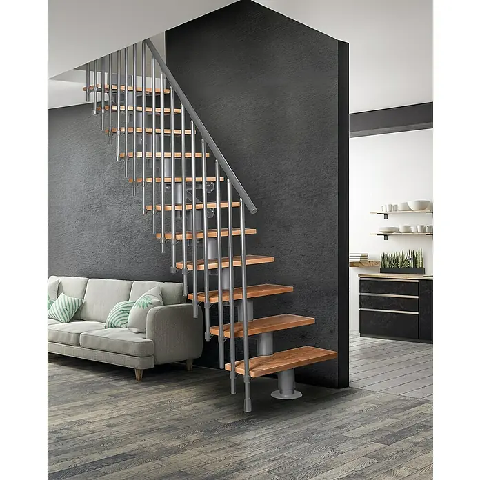 Atrium Mittelholmtreppe Dixi Vertical - Farbton Metall: RAL 9006, Breite: 80 cm, Buche, Gerade, Geschosshöhe: 222 cm - 300 cm - Moderne Treppe mit Holzstufen und Metallgeländer, die ein stilvolles Wohndesign ergänzt. Sie verleiht dem Raum eine zeitgemäße Note.