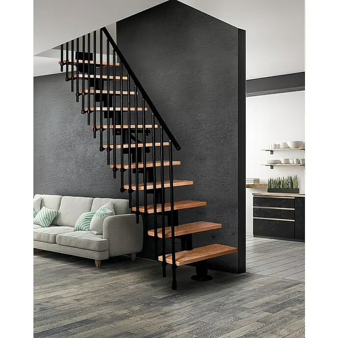 Atrium Mittelholmtreppe Dixi Vertical - Farbton Metall: RAL 9005, Breite: 80 cm, Buche, Gerade, Geschosshöhe: 222 cm - 300 cm - Moderne Treppe mit schwarzen Metallgeländern und Holzstufen in einem stilvollen Wohnraum mit Sofa.