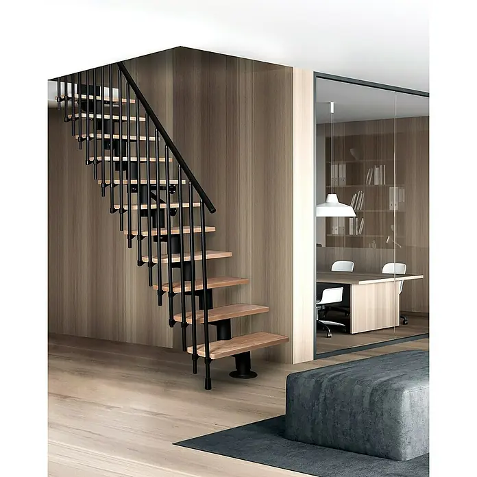 Atrium Mittelholmtreppe Dixi Vertical - Farbton Metall: RAL 9005, Breite: 80 cm, Buche, Gerade, Geschosshöhe: 222 cm - 300 cm - Holzstufen mit einem schlanken, schwarzen Geländer passen wunderbar zu einer modernen Büroeinrichtung und ergänzen das Gesamtbild perfekt.