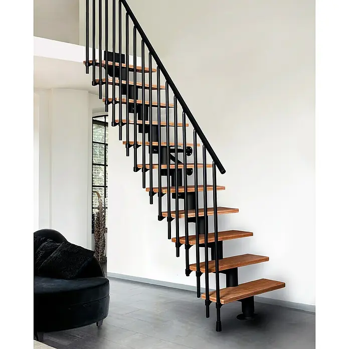 Atrium Mittelholmtreppe Dixi Vertical - Farbton Metall: RAL 9005, Breite: 80 cm, Buche, Gerade, Geschosshöhe: 222 cm - 300 cm - Bild einer modernen Treppe mit Holzstufen und schwarzem Geländer.