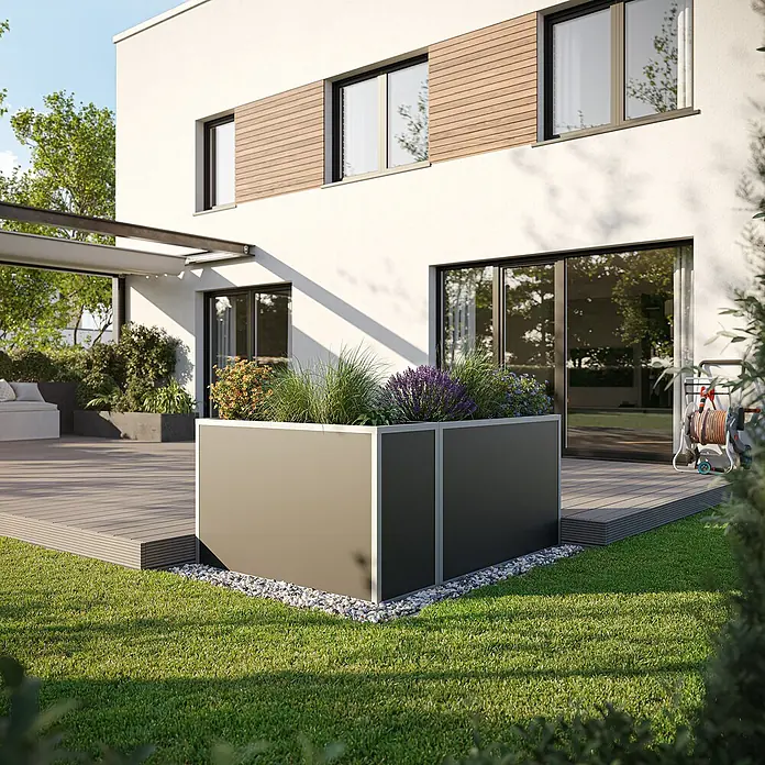 KGT Hochbeet - 1,21 x 0,45 x 0,77 m, Aluminium, Silber - Ein moderner Pflanzkasten aus Metall mit Pflanzen, der auf einer Rasenfläche vor einem Haus steht. Perfekt für Garten und Terrasse.