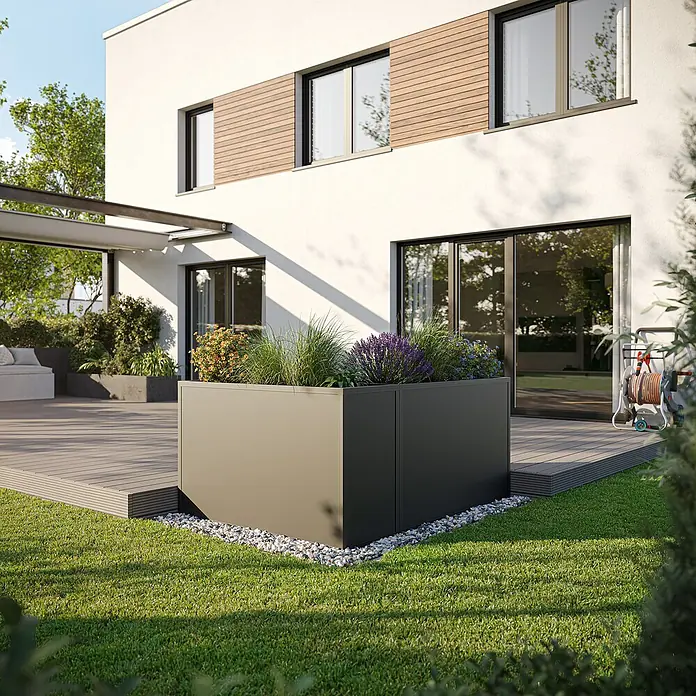 KGT Hochbeet - 1,21 x 0,45 x 0,77 m, Aluminium, Anthrazit - Ein großer, quadratischer Pflanzkasten mit grünen Pflanzen und Lavendel auf einem Rasen vor einem modernen Haus.