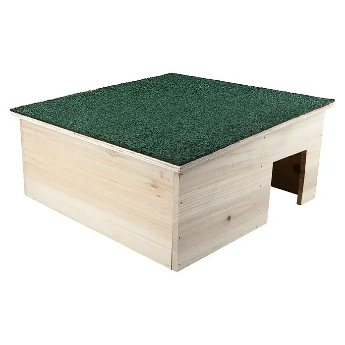 Windhager Igelhaus - L x B x H: 38 x 38 x 18 cm - Ein hölzernes Igelhaus mit einem grünen, strukturierten Dach, das einen sicheren Unterschlupf für Wildtiere bietet.