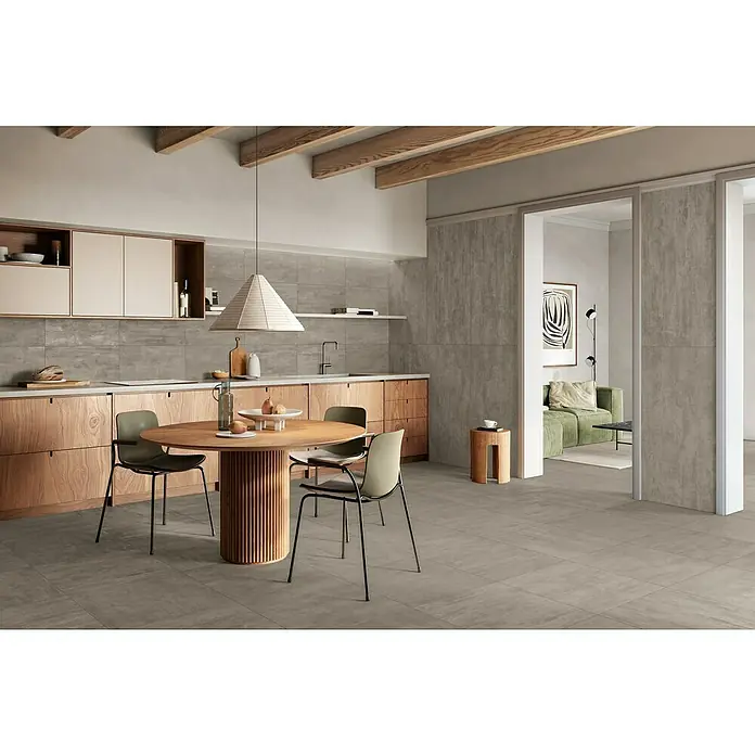 Atlas Concorde Solution Yorkshire Feinsteinzeugfliese Ash - 60 x 60 cm, Grau, Matt - Ein modernes Esszimmer mit Fliesenboden in Grau, einem Holztisch und passenden Stühlen, ergänzt durch eine stilvolle Küchenzeile.