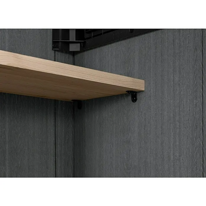 Keter Truhe Cortina Mega - Außenmaß inkl. Dachüberstand (B x T): 191 x 109 cm, Kunststoff, Anthrazit/Schwarz - Nahaufnahme eines hellen Holzregals mit schwarzen Halterungen an einer grauen Holzvertäfelung.