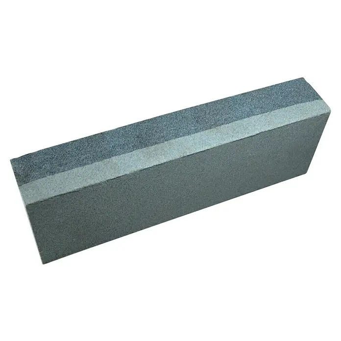 Heka Punta de amolar - Grueso/fino - Primer plano de una piedra de afilar rectangular bicolor con una superficie lisa, ideal para afilar herramientas.