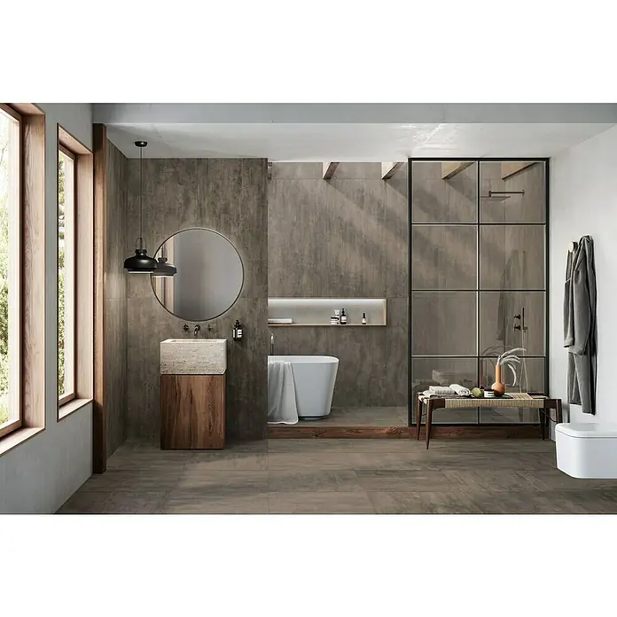 Atlas Concorde Solution Yorkshire Feinsteinzeugfliese Midnight - 60 x 60 cm, Anthrazit, Matt - Modernes Badezimmerdesign mit freistehender Badewanne, Waschtisch aus Stein und Glasduschabtrennung für einen eleganten Look.